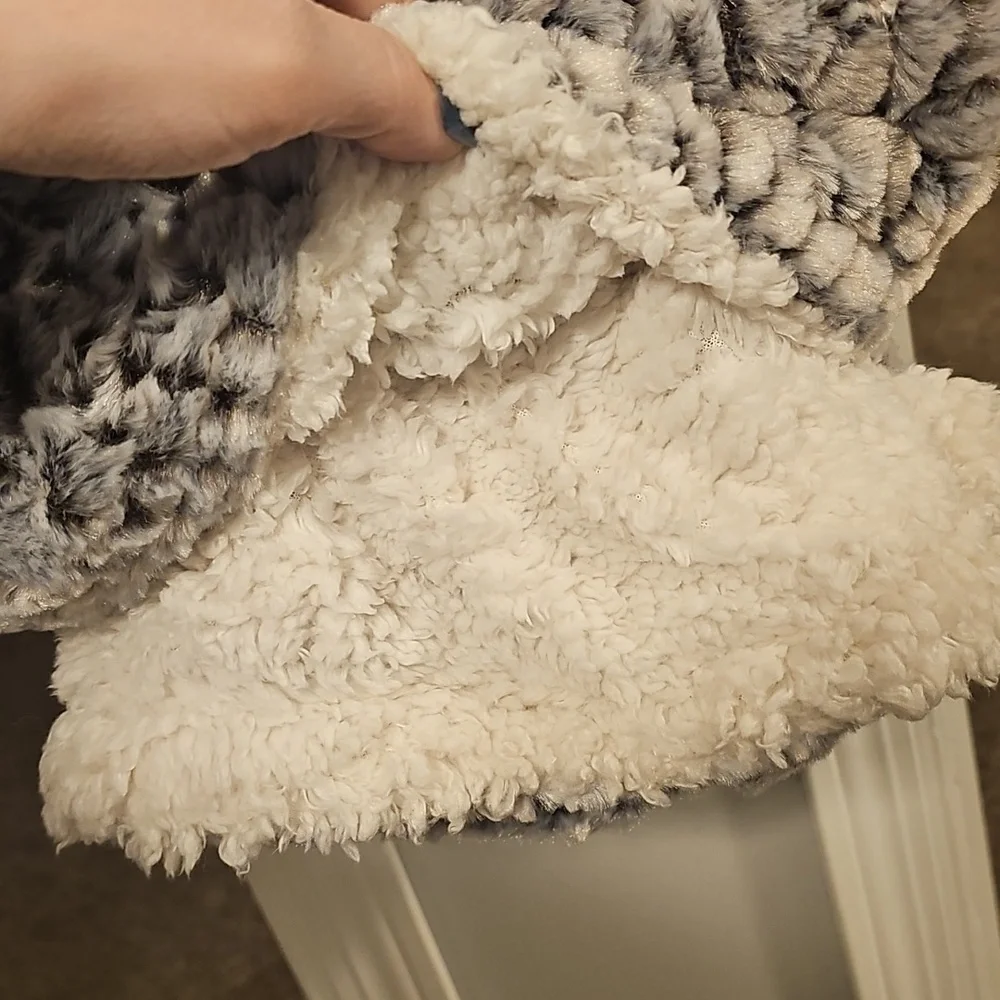 Club Grand Luxury, Faux Fur Reverse To Sherpa Throw, 50X70